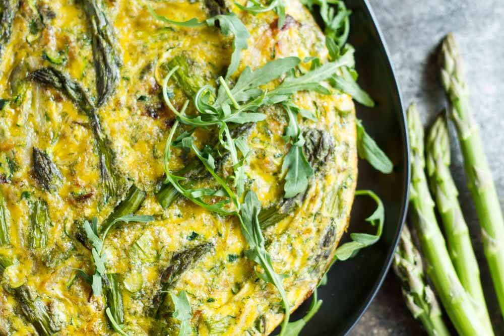 Crustless Caramelized Onion and Asparagus Quiche \ www.savorylotus.com